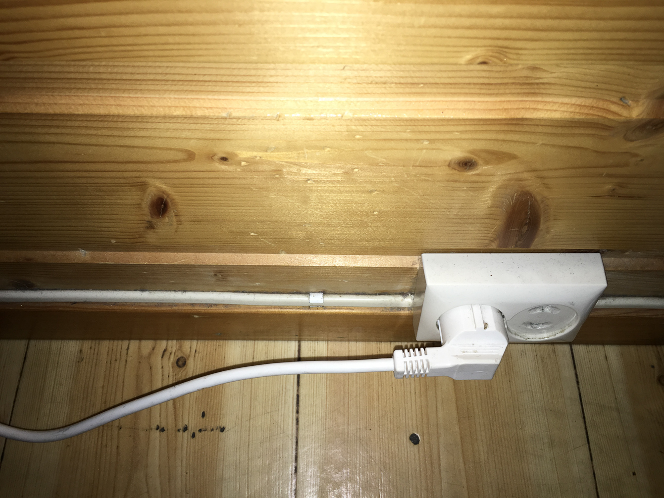 wohl dem der einen Ladeadapter hat, der die Erdung ignorieren kann!