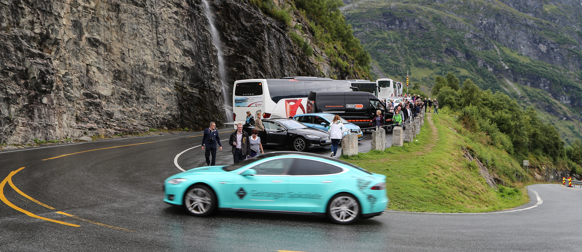 per schnellem Tesla unterwegs