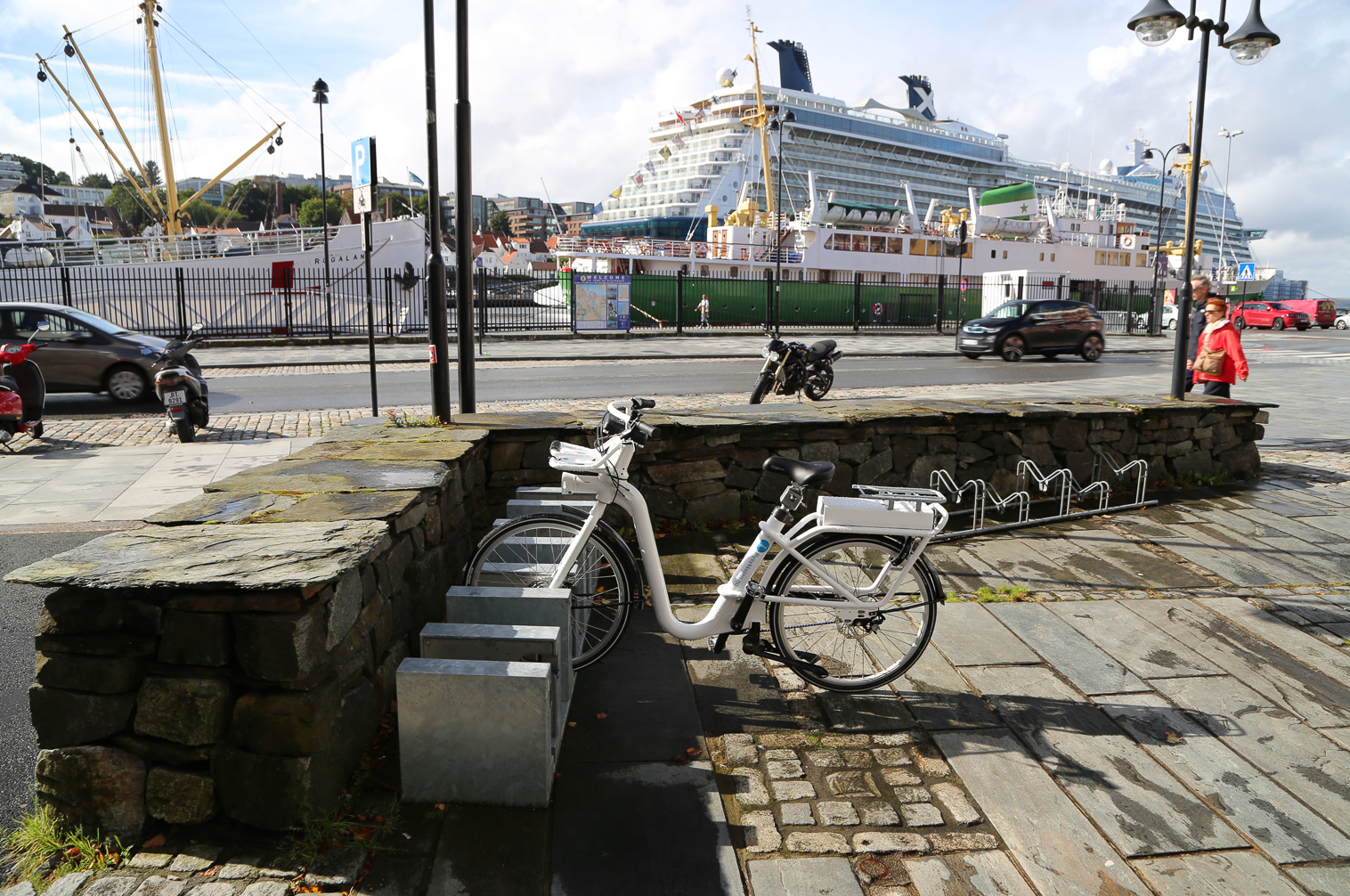 Ladung über Kontakte im Vorderrad und den verriegelten Ständer