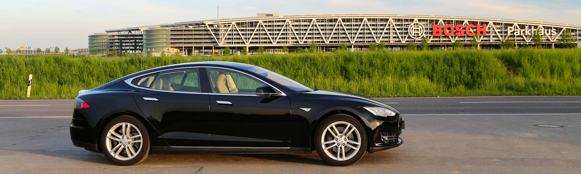 Tesla vor dem Bosch Parkhaus